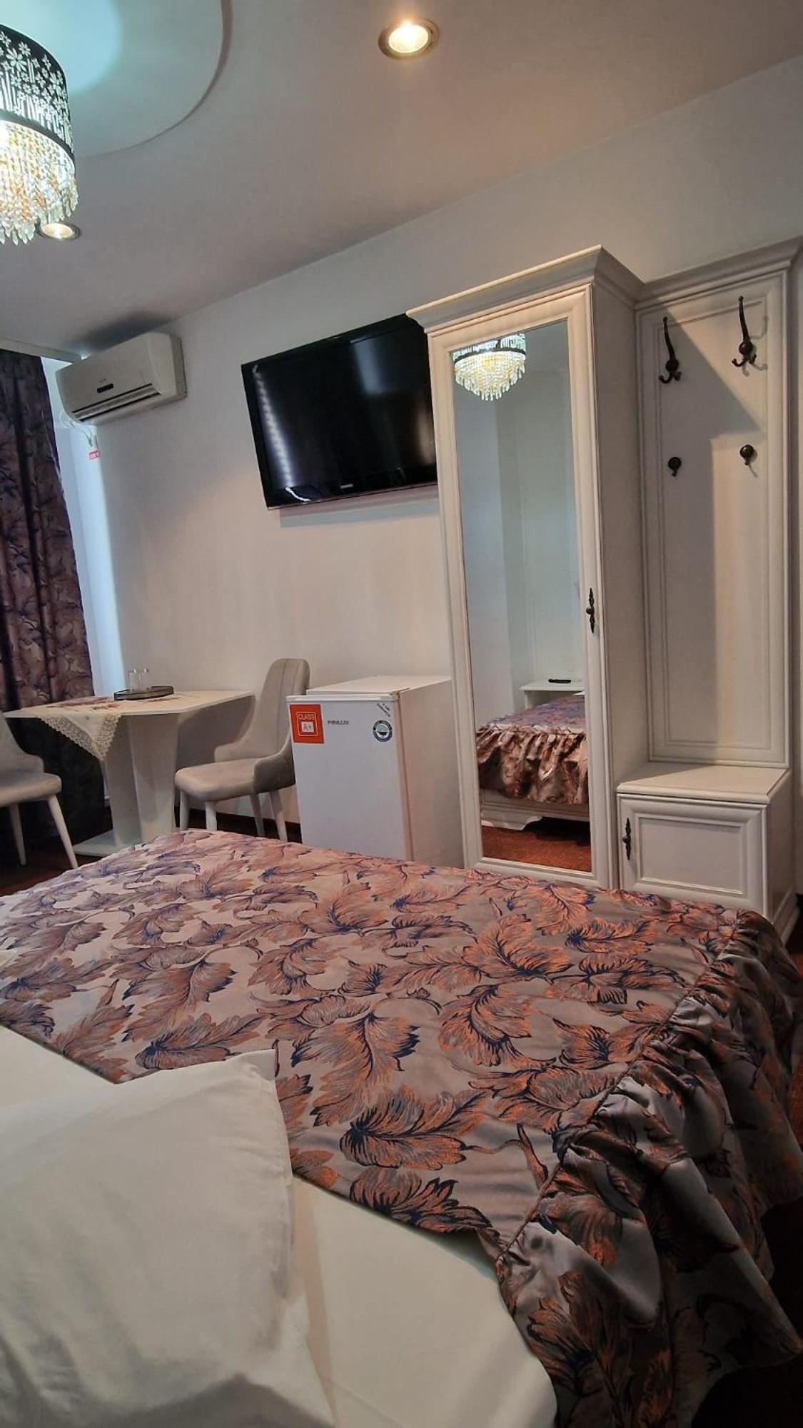 Pensiunea Toma Ploiesti Ngoại thất bức ảnh