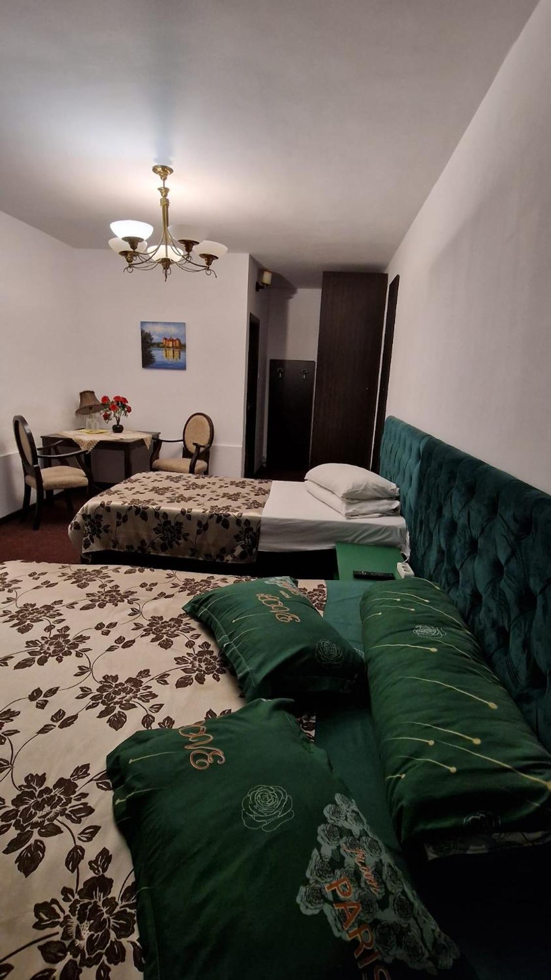 Pensiunea Toma Ploiesti Ngoại thất bức ảnh